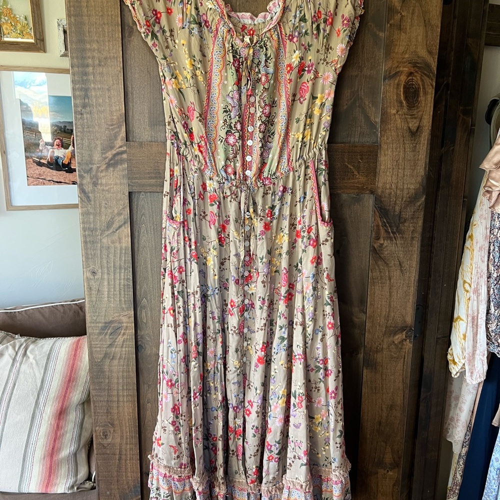 Elegant Floral Maxi Dress in Pink and Tan